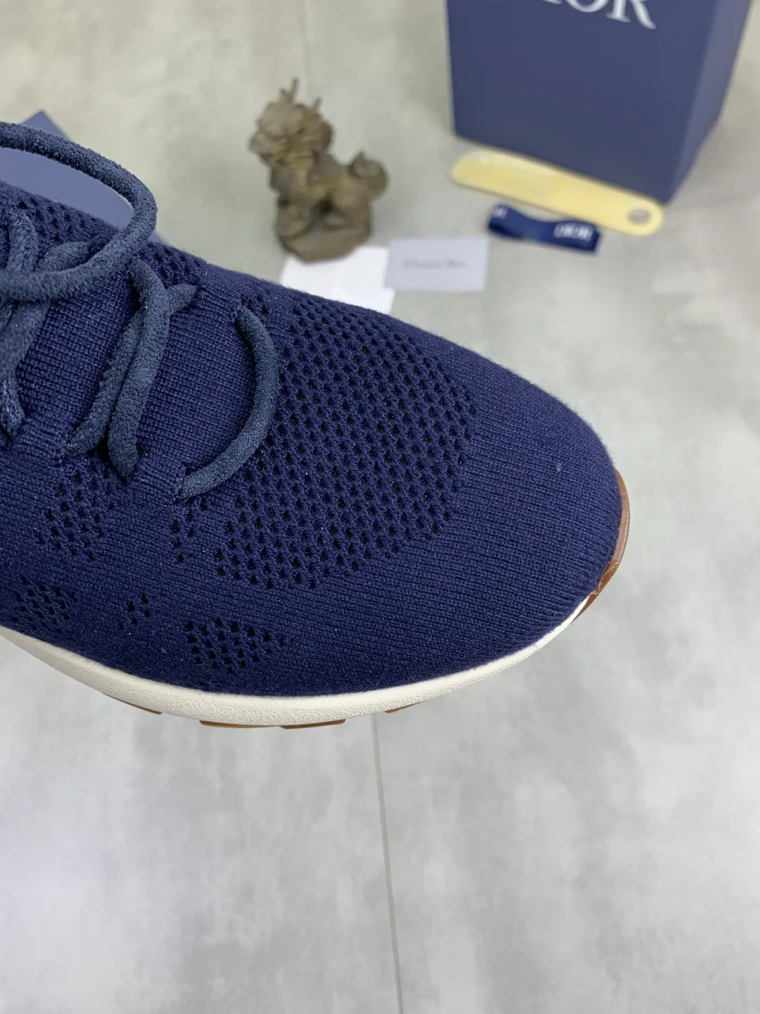 Men's men's shoes P400 new Dior Tech sneakers 2026 early spring series new products, with fashionable details, highlighting retro aesthetics. The fly-knit upper is spliced ​​with the sides of apricot transparent mesh fabric, and the leading edge of the upper window is laminated with high-frequency flat ironing and counter-pressure. The original craftsmanship is beautiful, comfortable and does not fall off. The interior is made of tonal sheep lining, which is soft and comfortable. The heel and tongue are embellished with the Paris logo. The textured TPU soles with the same tonal logo add to the high-end style.  Code number: 38-45 (46 customized)